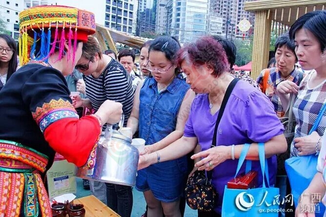 组图：香港小伙“拜师”广西恭城油茶师傅 体验“打油茶”379 / 作者:心交朋友钱交狗 / 帖子ID:168722