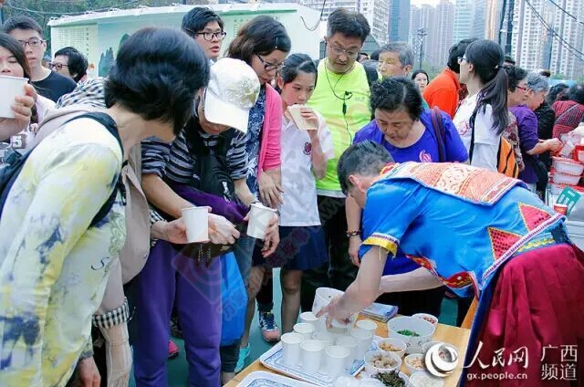 组图：香港小伙“拜师”广西恭城油茶师傅 体验“打油茶”220 / 作者:心交朋友钱交狗 / 帖子ID:168722