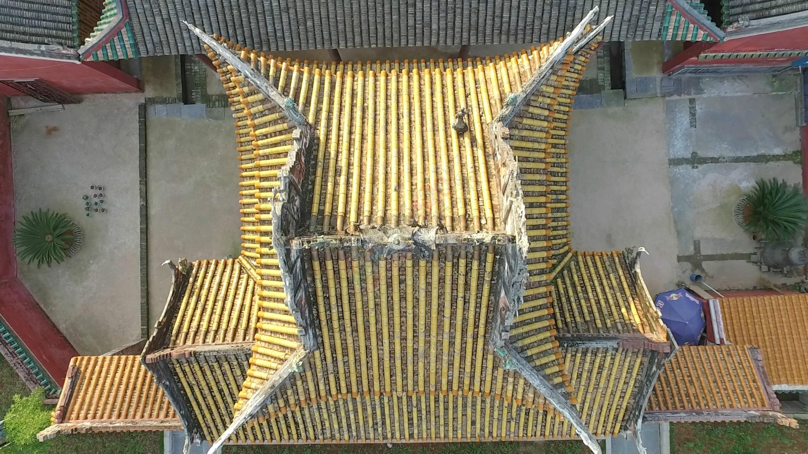 武庙屋顶上为何有个人？求解？763 / 作者:对岸烽火 / 帖子ID:169047