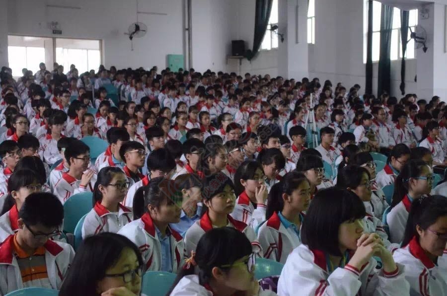 “心怀感恩 真诚奉献”演讲比赛在恭城中学举行655 / 作者:心交朋友钱交狗 / 帖子ID:169177