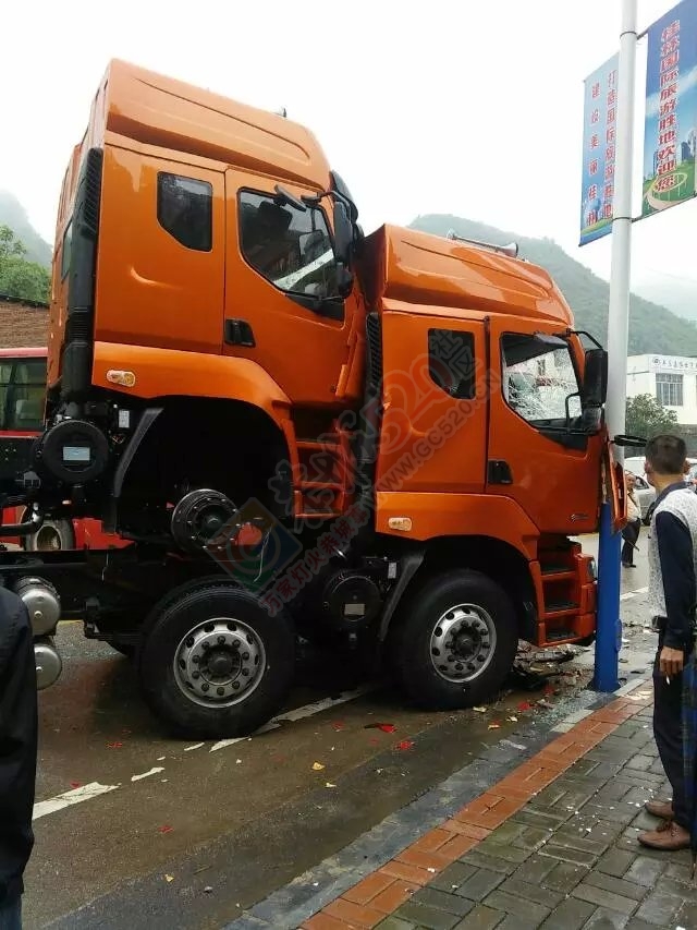 沙子重大车祸 下雨天路滑，司机们搞慢点。900 / 作者:罗少爷 / 帖子ID:171852