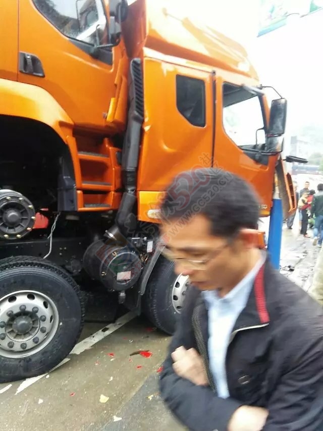 沙子重大车祸 下雨天路滑，司机们搞慢点。869 / 作者:罗少爷 / 帖子ID:171852