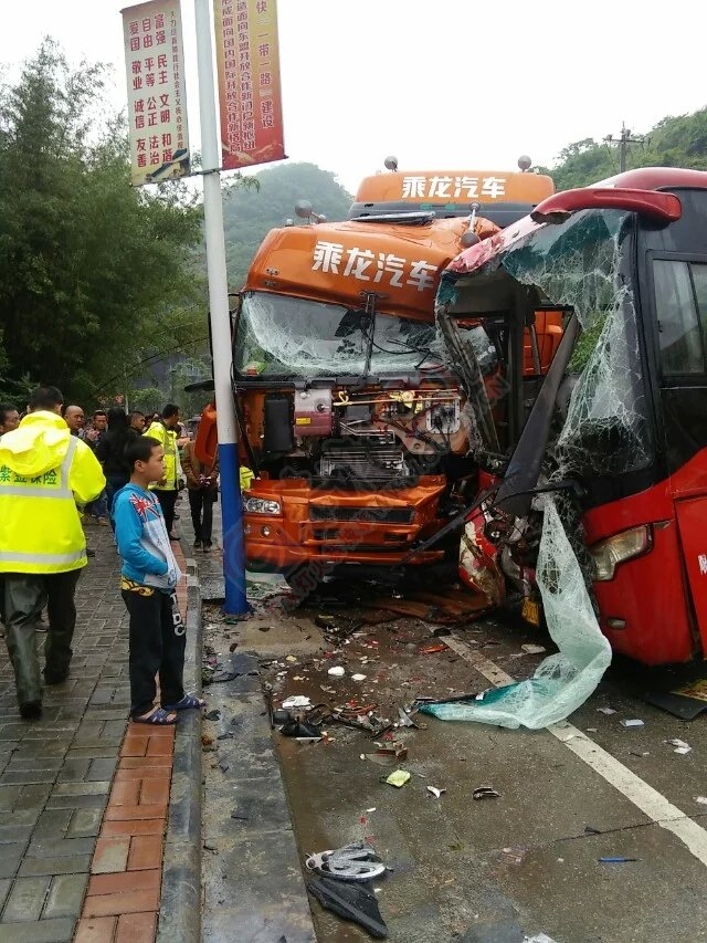 沙子重大车祸 下雨天路滑，司机们搞慢点。724 / 作者:罗少爷 / 帖子ID:171852