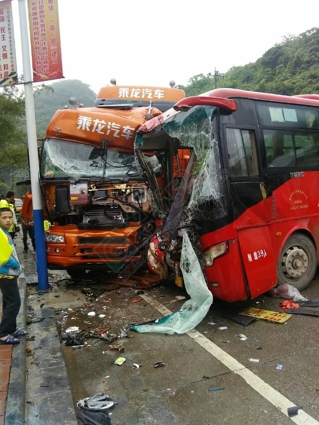 沙子重大车祸 下雨天路滑，司机们搞慢点。964 / 作者:罗少爷 / 帖子ID:171852