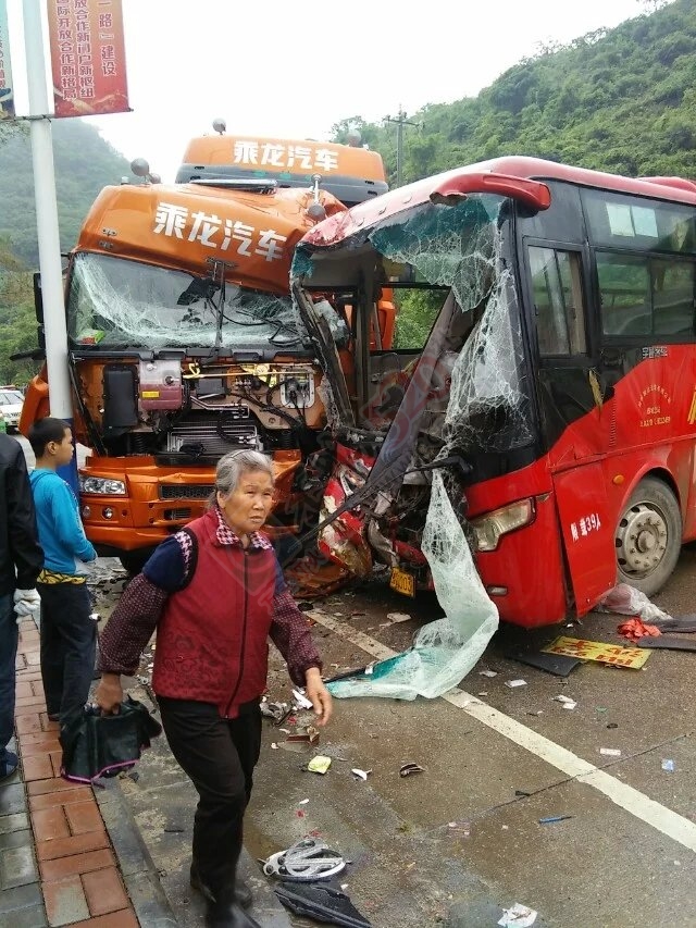 沙子重大车祸 下雨天路滑，司机们搞慢点。824 / 作者:罗少爷 / 帖子ID:171852