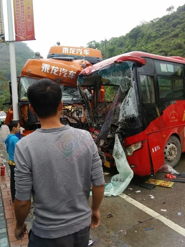 沙子重大车祸 下雨天路滑，司机们搞慢点。107 / 作者:罗少爷 / 帖子ID:171852