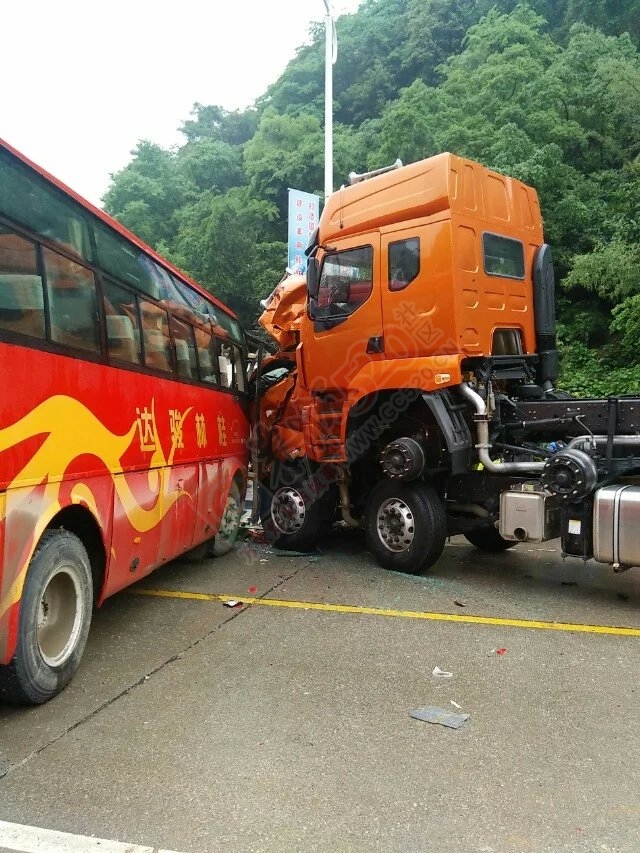沙子重大车祸 下雨天路滑，司机们搞慢点。147 / 作者:罗少爷 / 帖子ID:171852