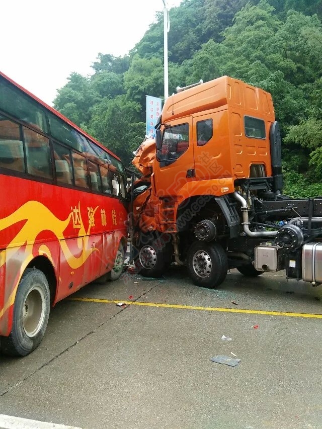 沙子重大车祸 下雨天路滑，司机们搞慢点。588 / 作者:罗少爷 / 帖子ID:171852