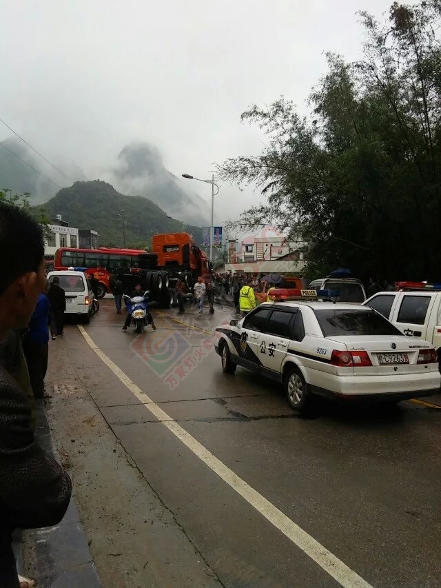 沙子重大车祸 下雨天路滑，司机们搞慢点。275 / 作者:罗少爷 / 帖子ID:171852
