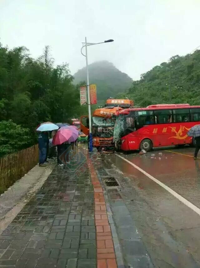 恭城班车在平乐沙子医院附近路段与乘龙卡车相撞，两人重伤多人受轻伤！203 / 作者:社区小编 / 帖子ID:171870