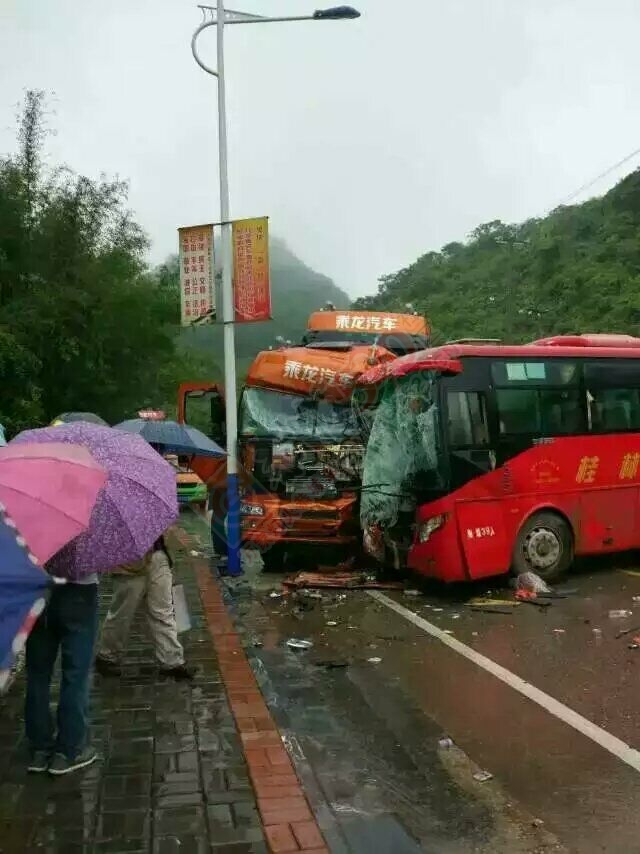 恭城班车在平乐沙子医院附近路段与乘龙卡车相撞，两人重伤多人受轻伤！117 / 作者:社区小编 / 帖子ID:171870
