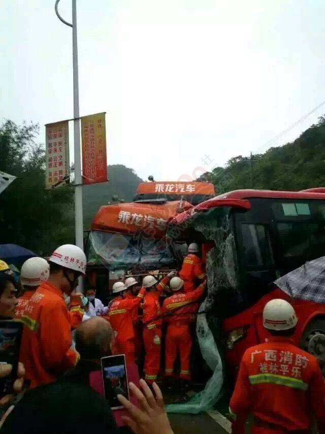 恭城班车在平乐沙子医院附近路段与乘龙卡车相撞，两人重伤多人受轻伤！939 / 作者:社区小编 / 帖子ID:171870