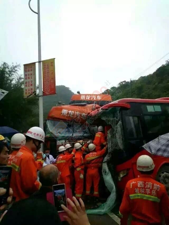 恭城班车在平乐沙子医院附近路段与乘龙卡车相撞，两人重伤多人受轻伤！270 / 作者:社区小编 / 帖子ID:171870