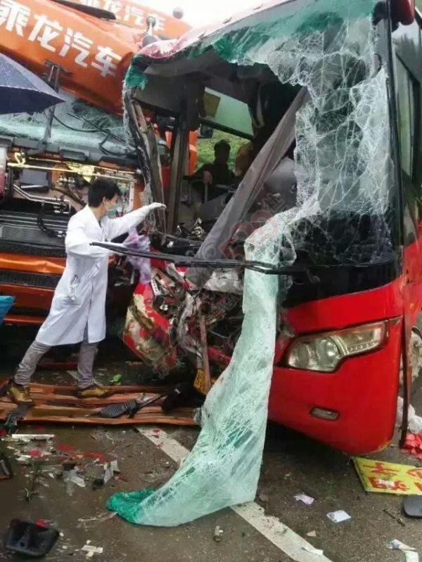 恭城班车在平乐沙子医院附近路段与乘龙卡车相撞，两人重伤多人受轻伤！297 / 作者:社区小编 / 帖子ID:171870