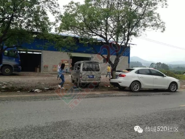 恭城满塘路口天降横祸！白色小轿车停路边被卡车轮胎砸中屁股400 / 作者:社区小编 / 帖子ID:171915