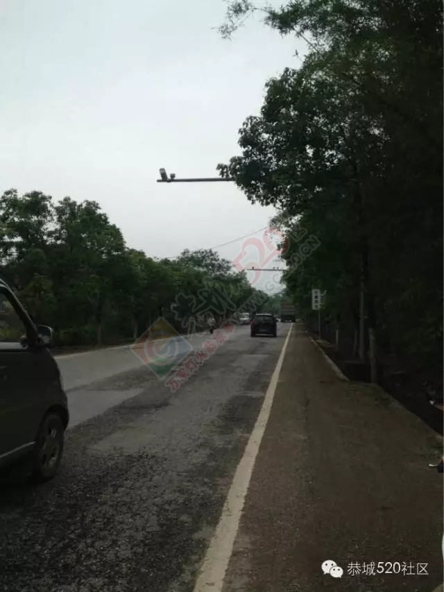 恭城满塘路口天降横祸！白色小轿车停路边被卡车轮胎砸中屁股532 / 作者:社区小编 / 帖子ID:171915