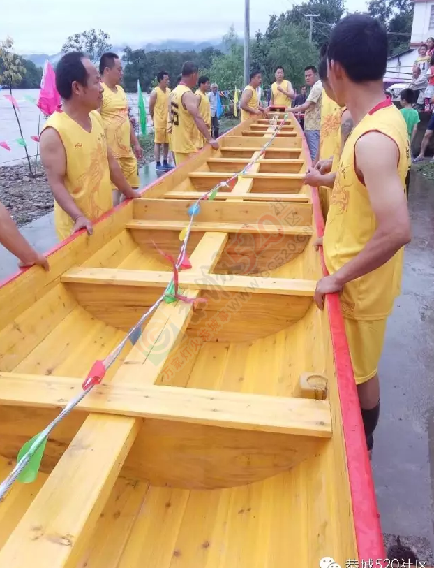 恭城栗木常家今日举行龙舟点睛暨下河仪式278 / 作者:千变万幻 / 帖子ID:172486