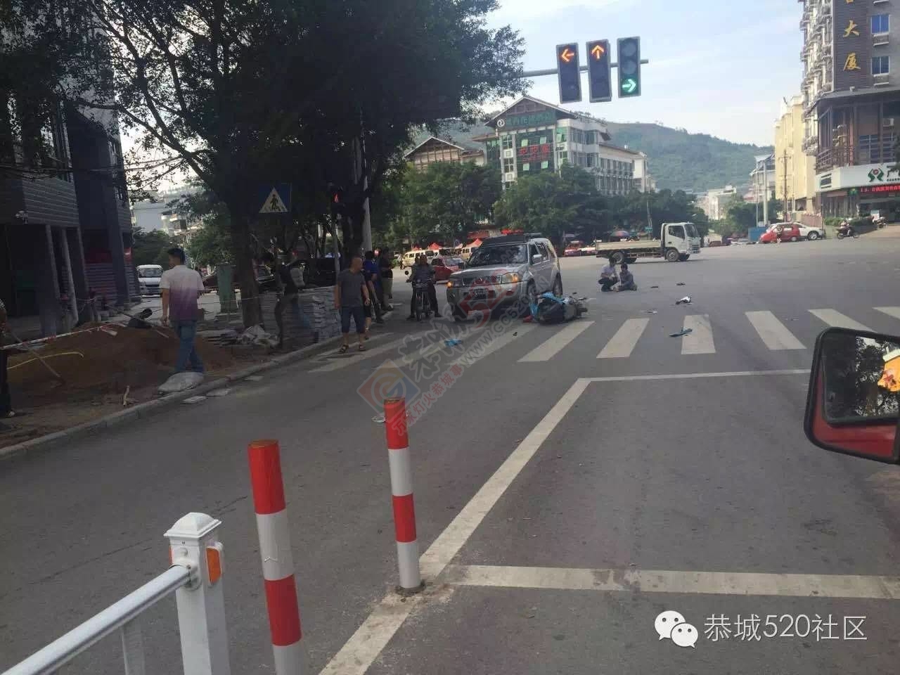 前天下午老车站红绿灯处发生车祸996 / 作者:今日恭城 / 帖子ID:172822
