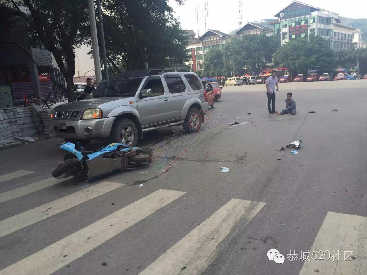 前天下午老车站红绿灯处发生车祸174 / 作者:今日恭城 / 帖子ID:172822