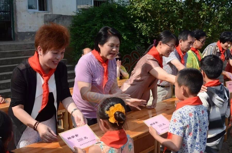 桂林市慈善事业会携手恭城百乐家电爱心扶贫、助学走进恭城门楼村781 / 作者:今日恭城 / 帖子ID:173166