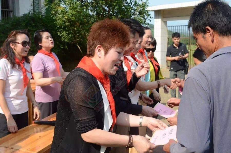 桂林市慈善事业会携手恭城百乐家电爱心扶贫、助学走进恭城门楼村744 / 作者:今日恭城 / 帖子ID:173166