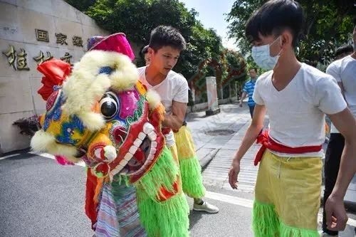 恭城狮子闯进桂林一所学校，上千学生疯狂尖叫……241 / 作者:登山涉水 / 帖子ID:173292
