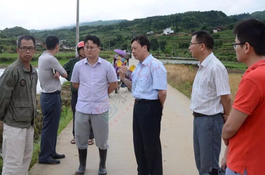 县长黄枝君率队视察因暴雨导致的道路塌方、水毁桥梁、山体滑坡等灾情291 / 作者:心交朋友钱交狗 / 帖子ID:173294