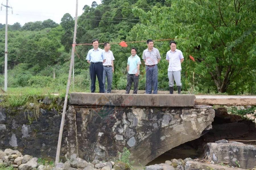 县长黄枝君率队视察因暴雨导致的道路塌方、水毁桥梁、山体滑坡等灾情227 / 作者:心交朋友钱交狗 / 帖子ID:173294