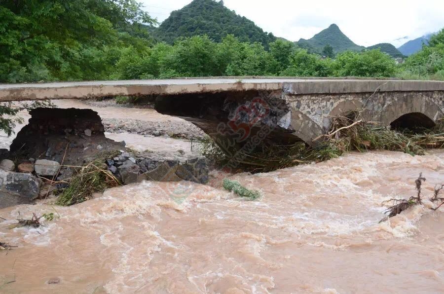 县长黄枝君率队视察因暴雨导致的道路塌方、水毁桥梁、山体滑坡等灾情322 / 作者:心交朋友钱交狗 / 帖子ID:173294