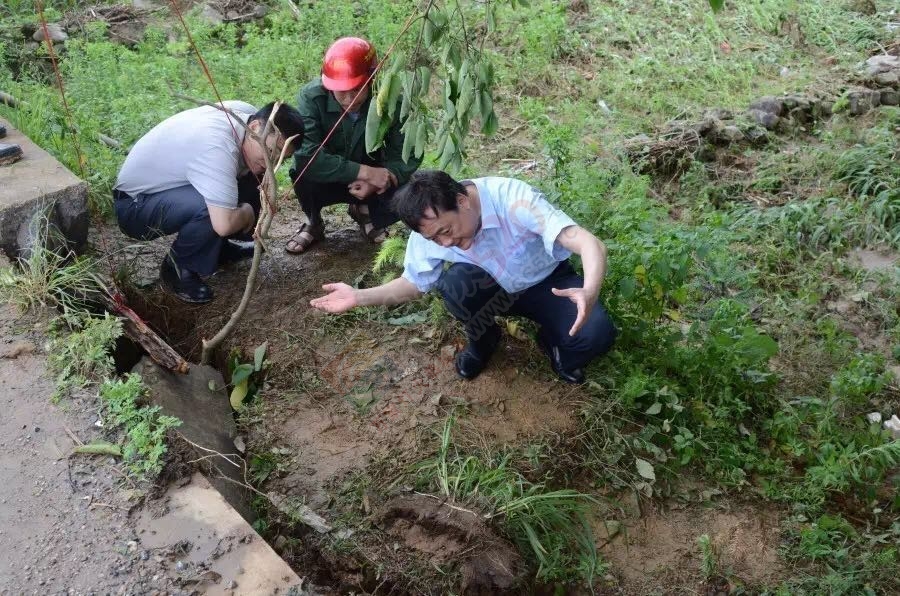县长黄枝君率队视察因暴雨导致的道路塌方、水毁桥梁、山体滑坡等灾情638 / 作者:心交朋友钱交狗 / 帖子ID:173294