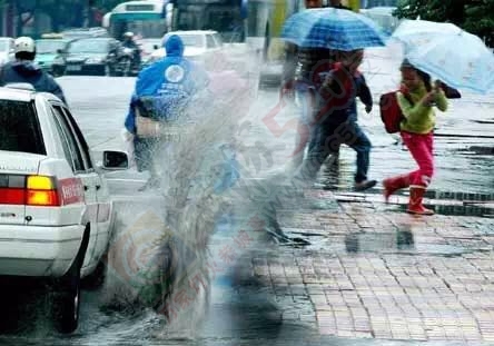 下雨天，发生在恭城街头惊人的一幕：有群开车的人.........506 / 作者:今日恭城 / 帖子ID:173733