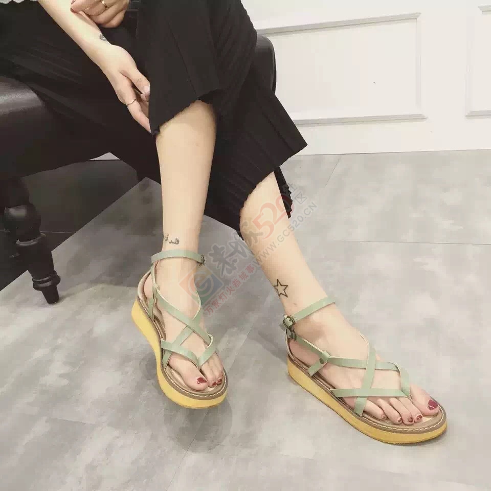 哈哈，看上的可以加我微信。女款美衣美鞋，男款衣服。更多款都在微信，哈哈488 / 作者:Them / 帖子ID:173816