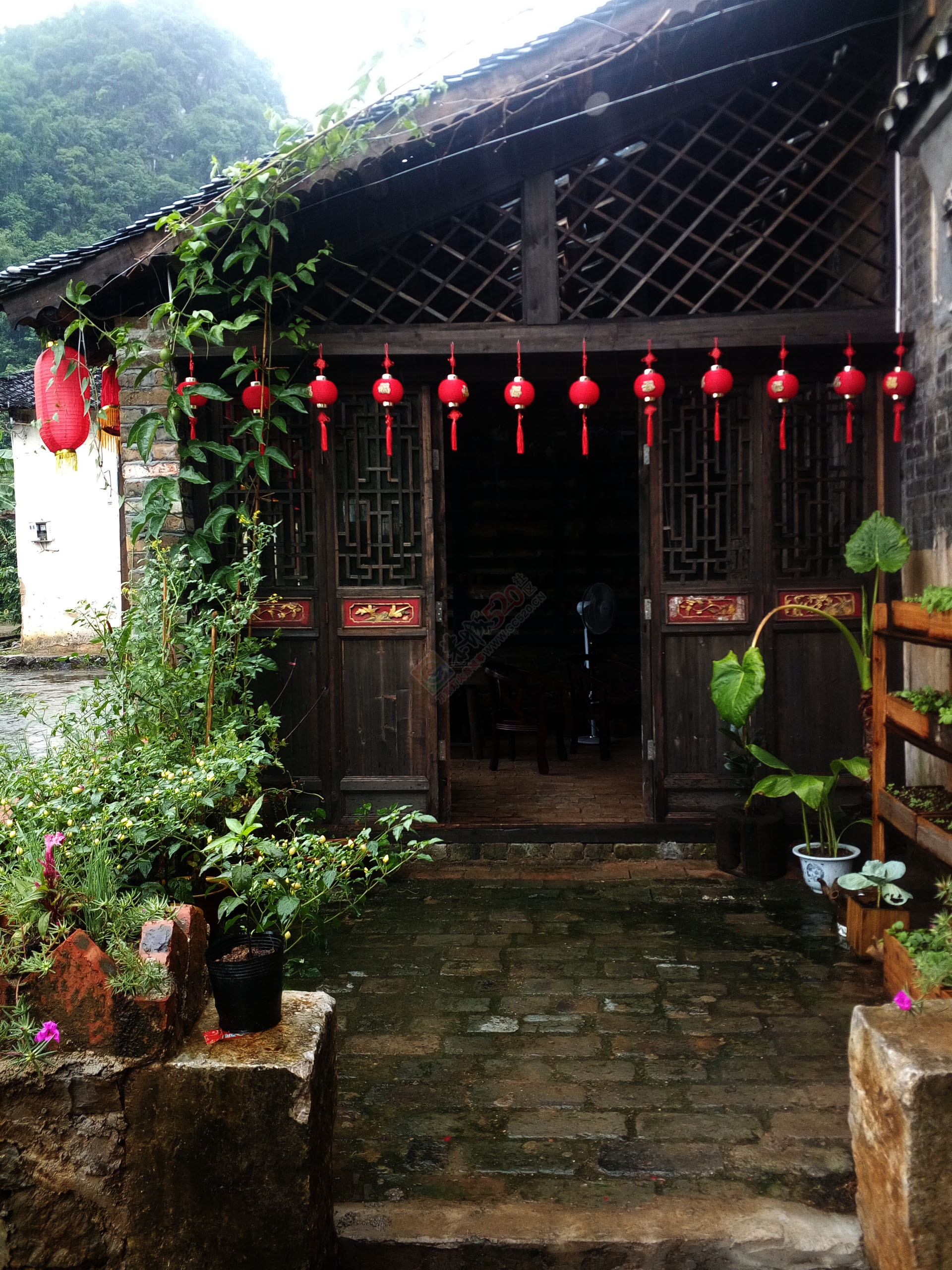 在恭城莲花红岩，跟小伙伴避雨，无意间......31 / 作者:以空。 / 帖子ID:175189