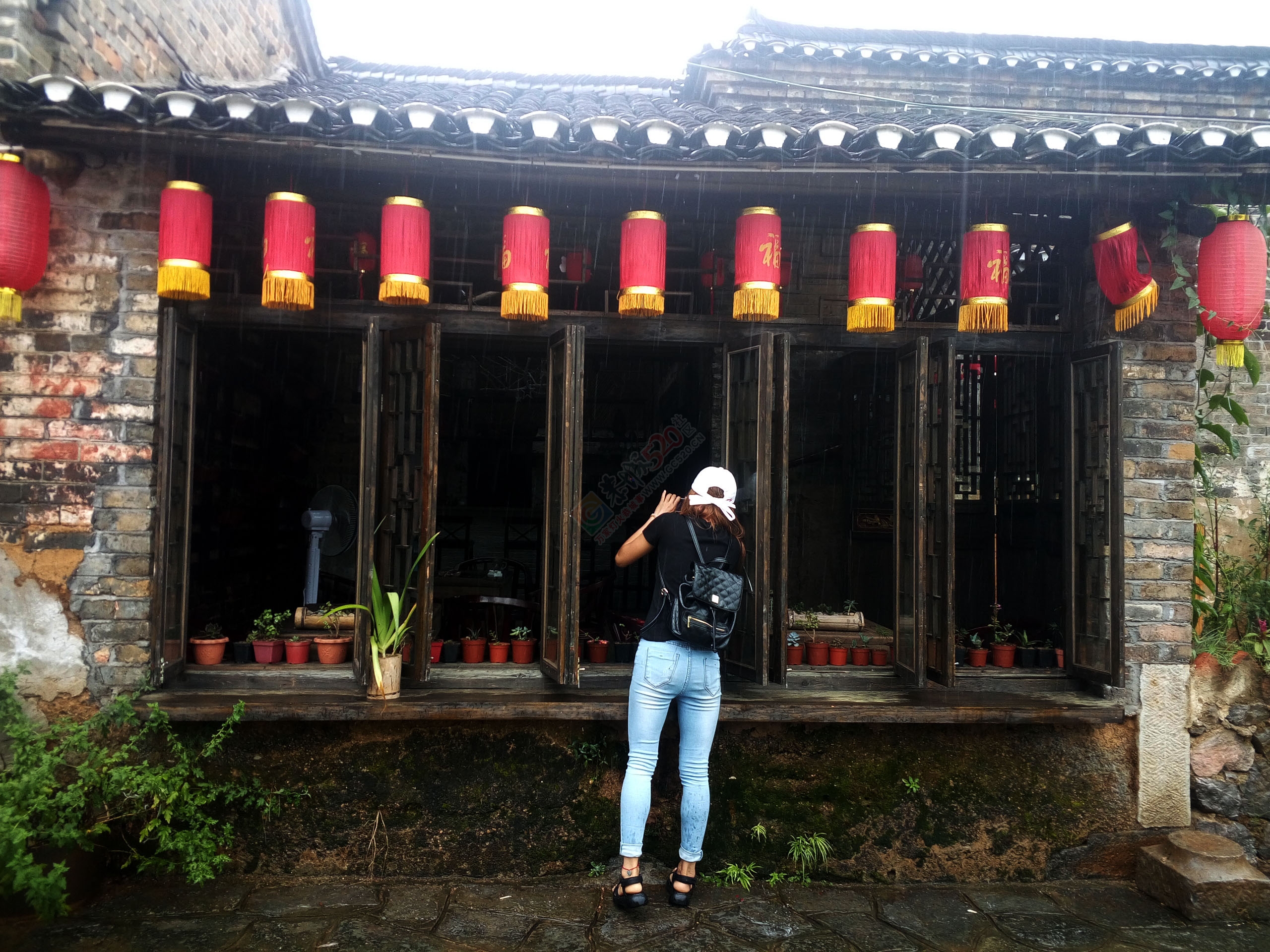 在恭城莲花红岩，跟小伙伴避雨，无意间......896 / 作者:以空。 / 帖子ID:175189