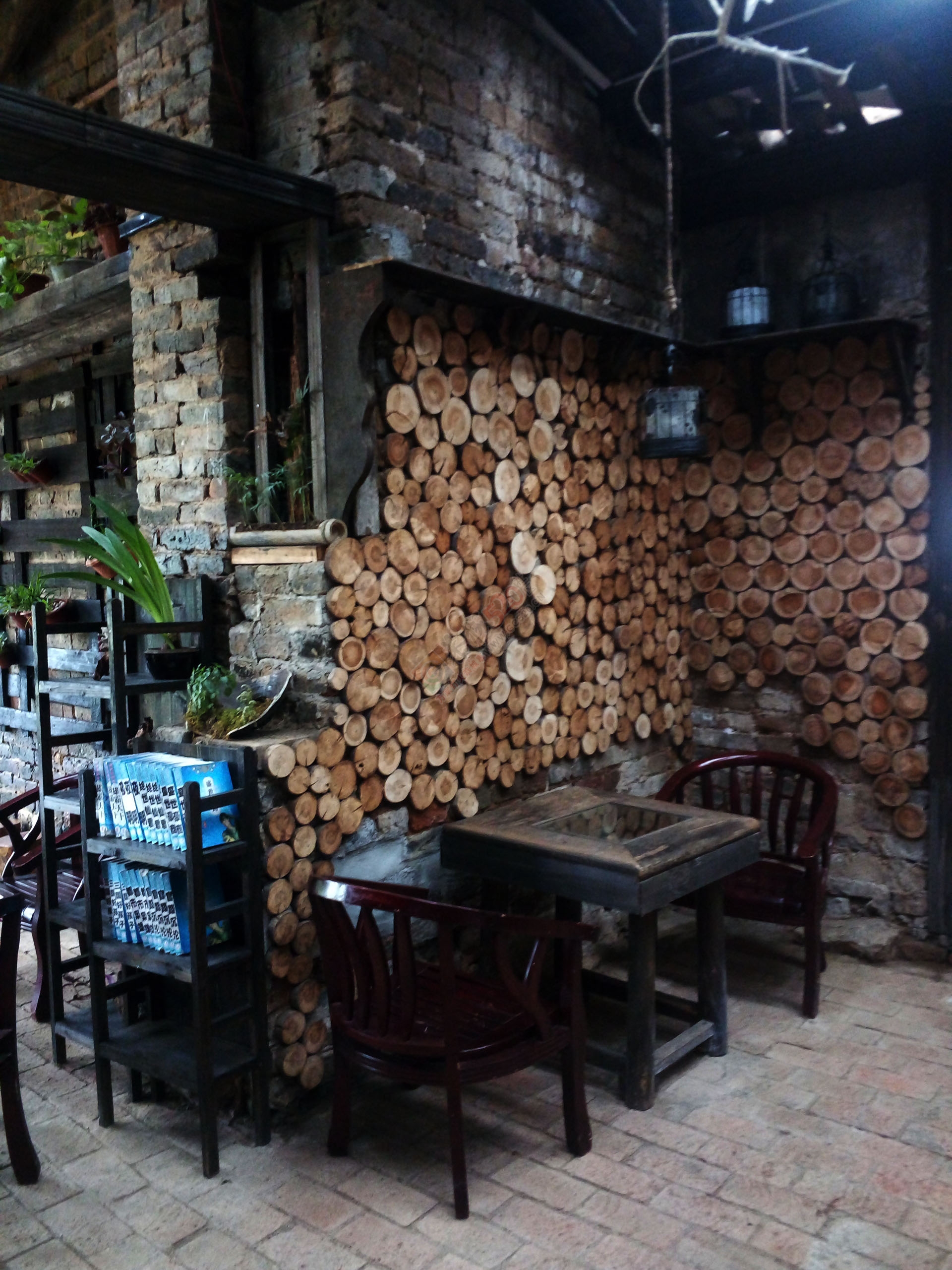 在恭城莲花红岩，跟小伙伴避雨，无意间......472 / 作者:以空。 / 帖子ID:175189