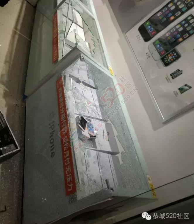 茶南路一家苹果手机店被砸970 / 作者:以空。 / 帖子ID:175316