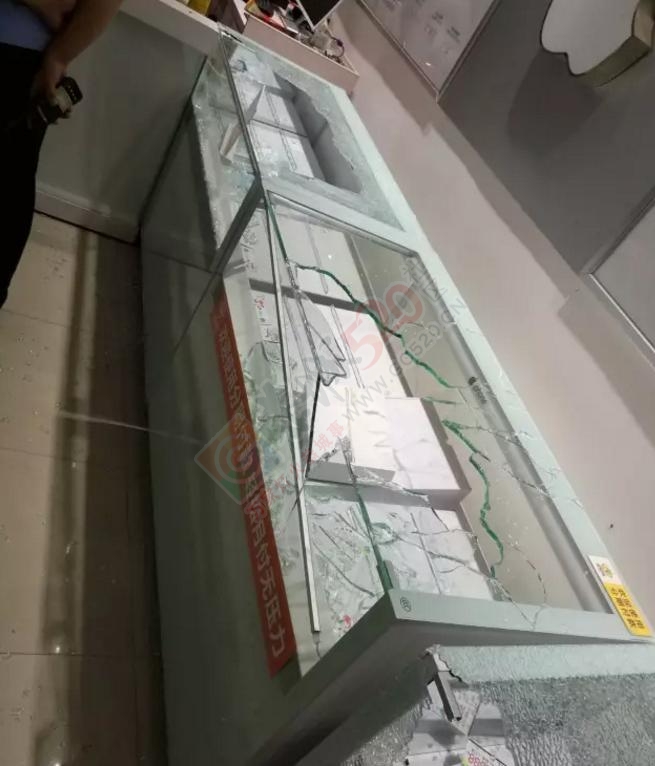 茶南路一家苹果手机店被砸935 / 作者:以空。 / 帖子ID:175316