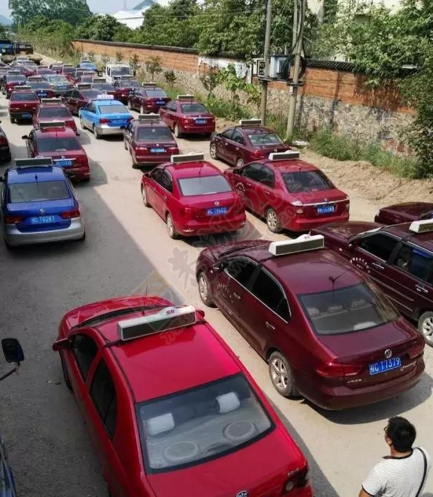 恭城出租车昨日集体罢工！都是合同惹的祸？247 / 作者:以空。 / 帖子ID:176393