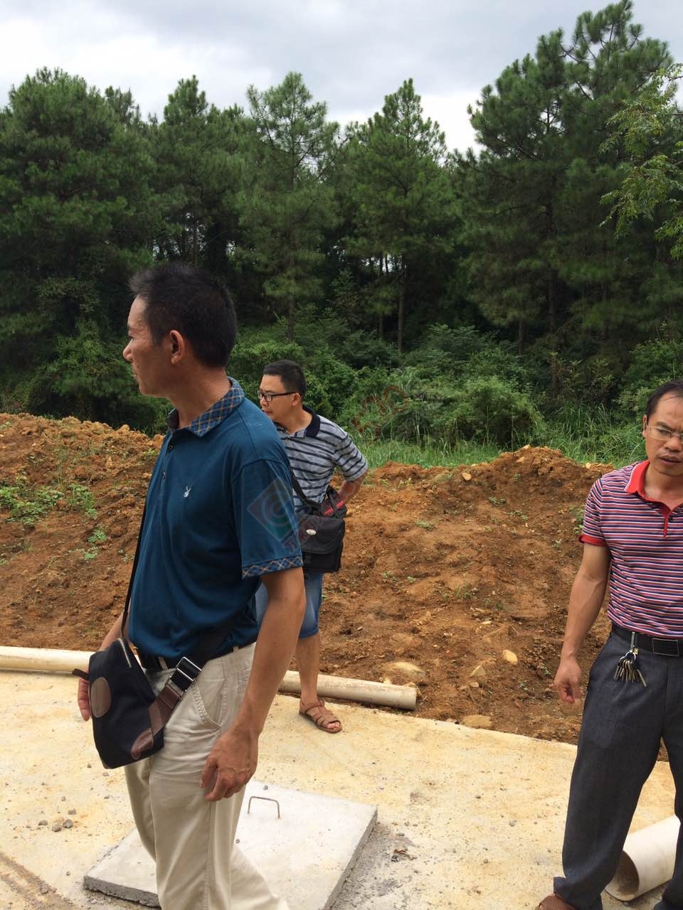 恭城龙虎老虎垒屯养鸭场污水横流影响下游村民人畜饮水，希望有关部门能够处理！22 / 作者:W810504 / 帖子ID:177111