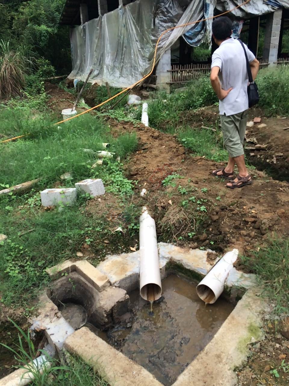 恭城龙虎老虎垒屯养鸭场污水横流影响下游村民人畜饮水，希望有关部门能够处理！899 / 作者:W810504 / 帖子ID:177111