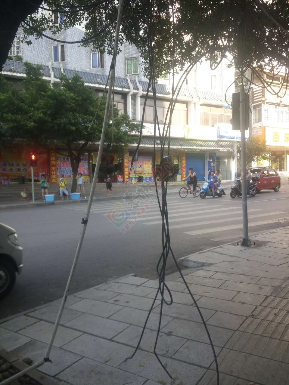 腾佳购物中心门口裸露的电线谁处理I下？746 / 作者:赖拐 / 帖子ID:177192