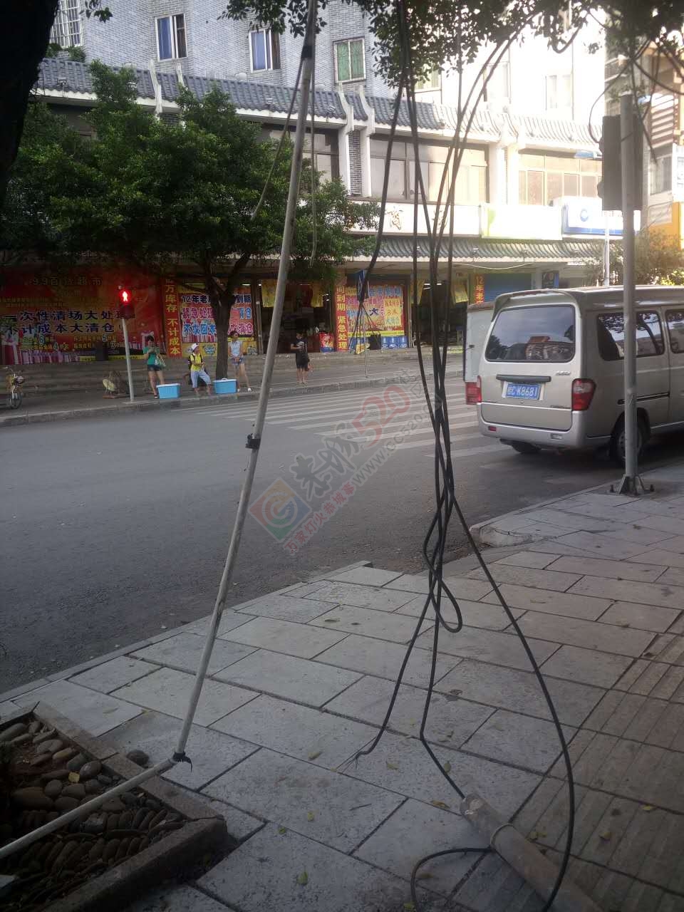 腾佳购物中心门口裸露的电线谁处理I下？967 / 作者:赖拐 / 帖子ID:177192