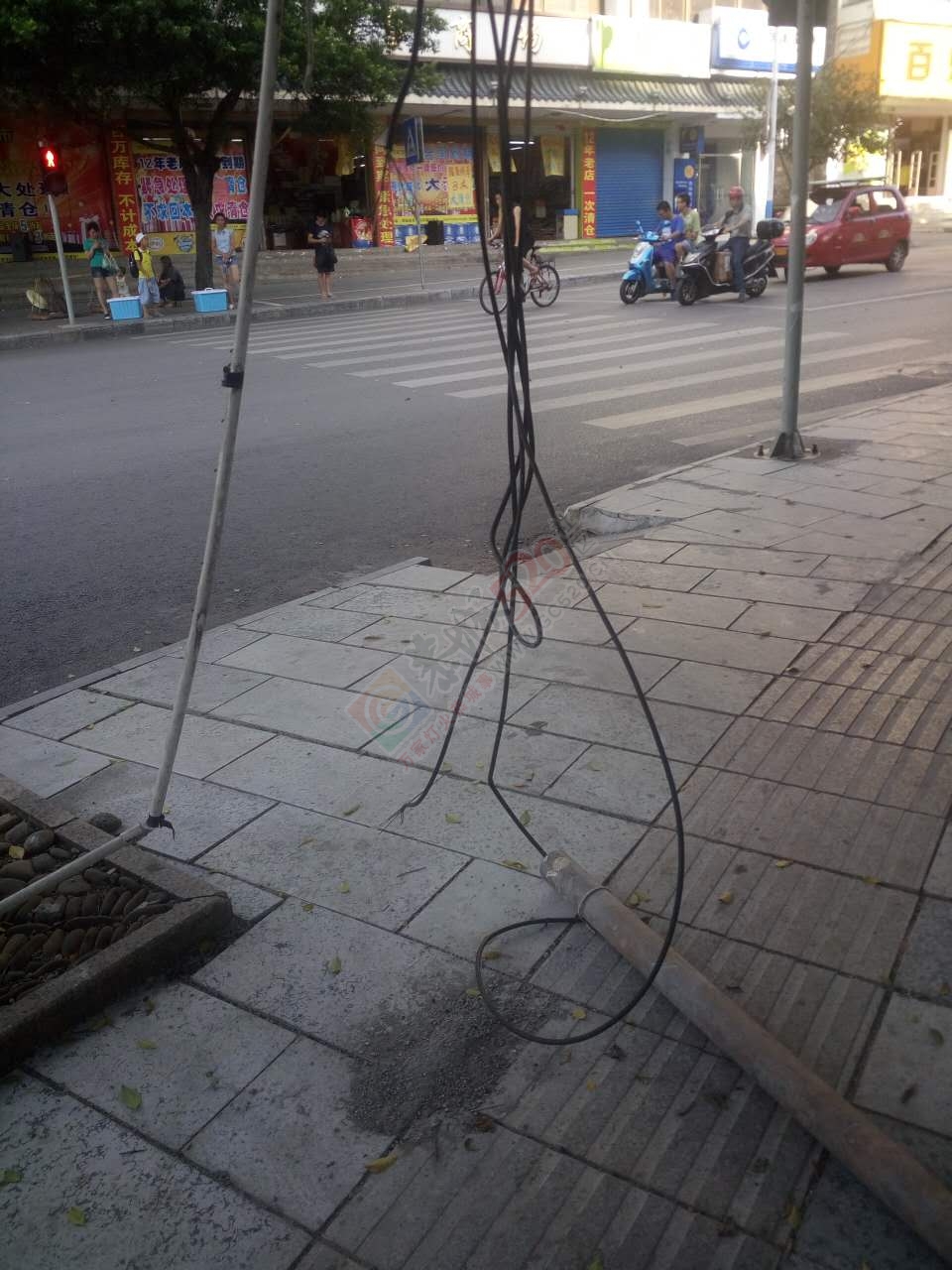 腾佳购物中心门口裸露的电线谁处理I下？643 / 作者:赖拐 / 帖子ID:177192