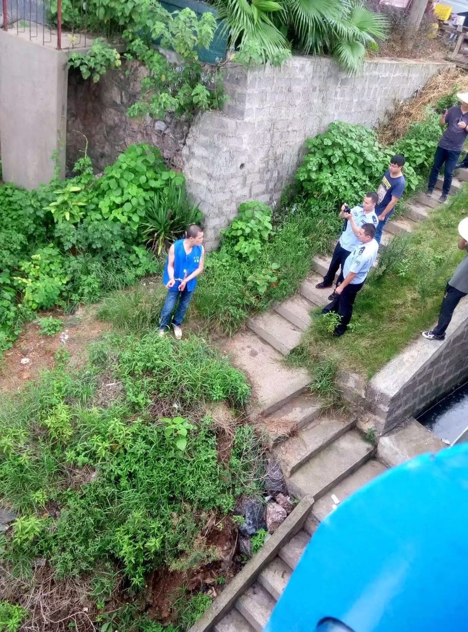 恭城茶江桥下警察押着犯罪嫌疑人指认现场972 / 作者:江贝江蓓 / 帖子ID:177277