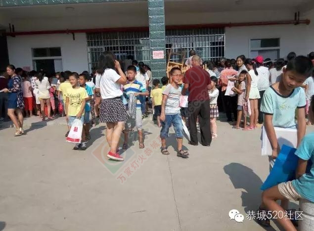 恭城栗木小学报名，买保险现场乱成一团糟，家长堪忧！275 / 作者:520小编 / 帖子ID:177643