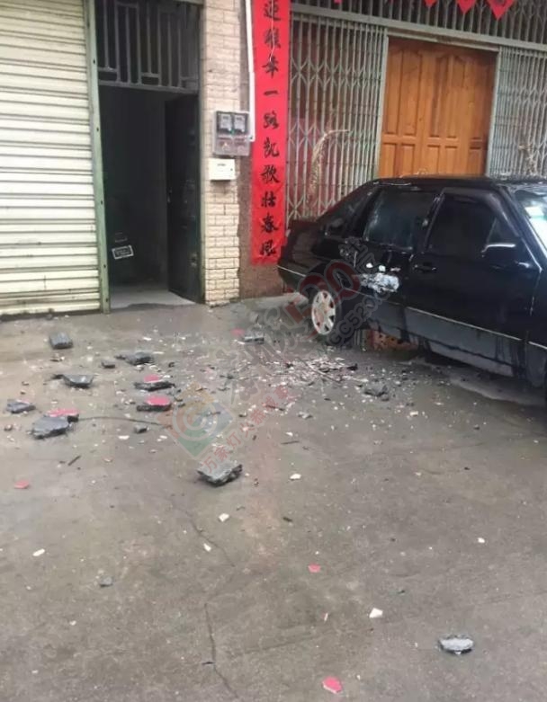 险火！滨江苑水上乐园楼顶天花板掉下来，这车被砸得不轻...525 / 作者:以空。 / 帖子ID:180125