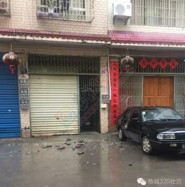 险火！滨江苑水上乐园楼顶天花板掉下来，这车被砸得不轻...675 / 作者:以空。 / 帖子ID:180125