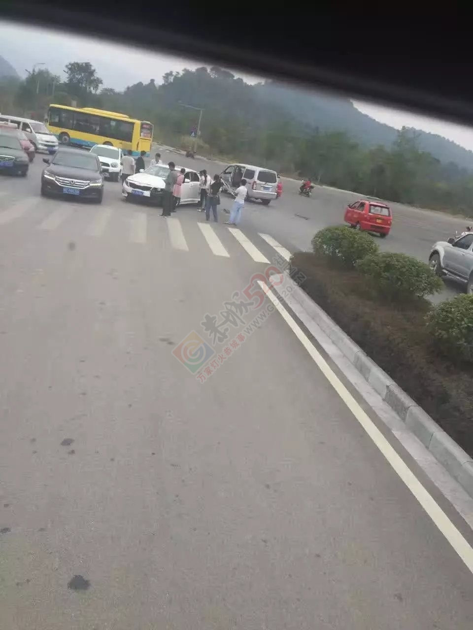 险！恭城高铁站附近两车激烈相撞，现场一片狼藉，两车被撞面目全非！761 / 作者:罗少爷 / 帖子ID:180954