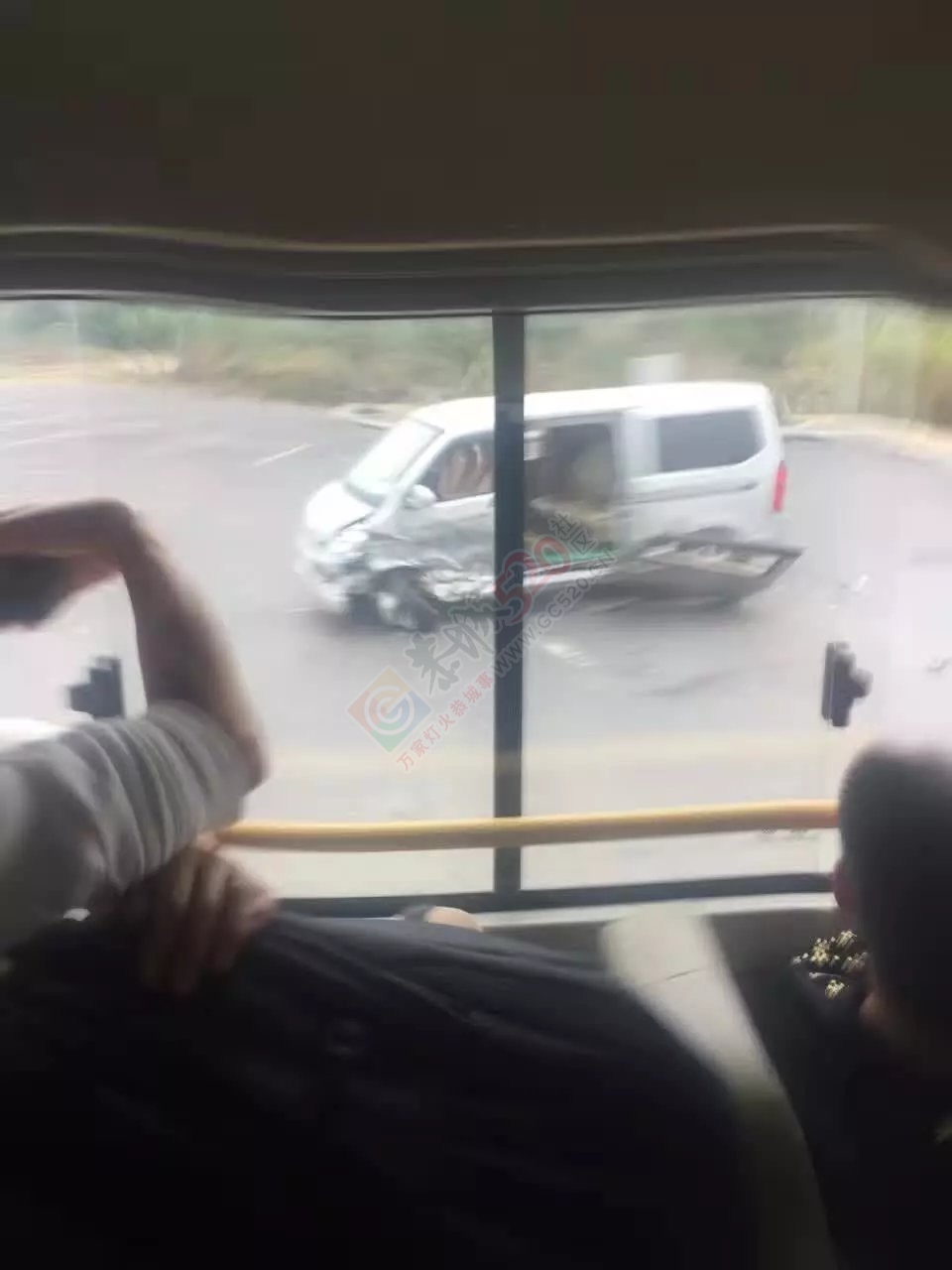 险！恭城高铁站附近两车激烈相撞，现场一片狼藉，两车被撞面目全非！605 / 作者:罗少爷 / 帖子ID:180954