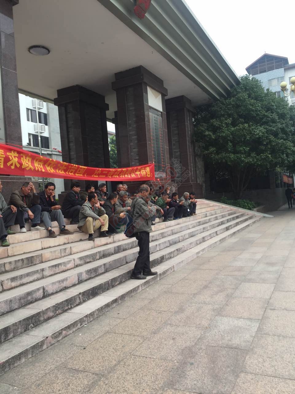 越战老兵又静坐县政府门口了402 / 作者:恭城栗木人 / 帖子ID:186178